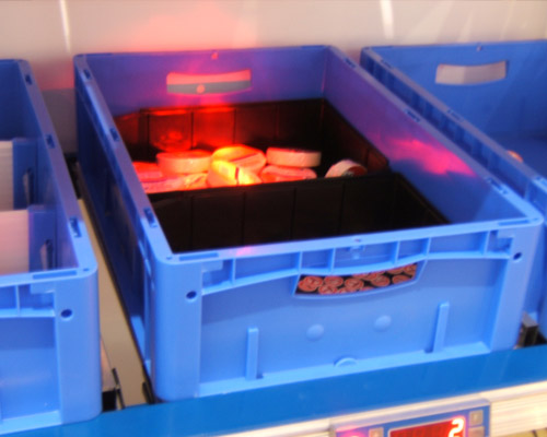 Einzelbehälterausleuchtung bei einer Pick-to-Light oder Put-to-Light Kommissionierung.