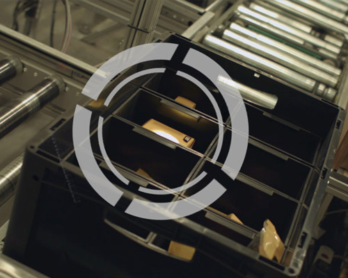 Mit dem Tray-Lichtspot wird für die Artikelentnahme das korrekte Fach eines segmentierten Lagerbehälters angeleuchtet.